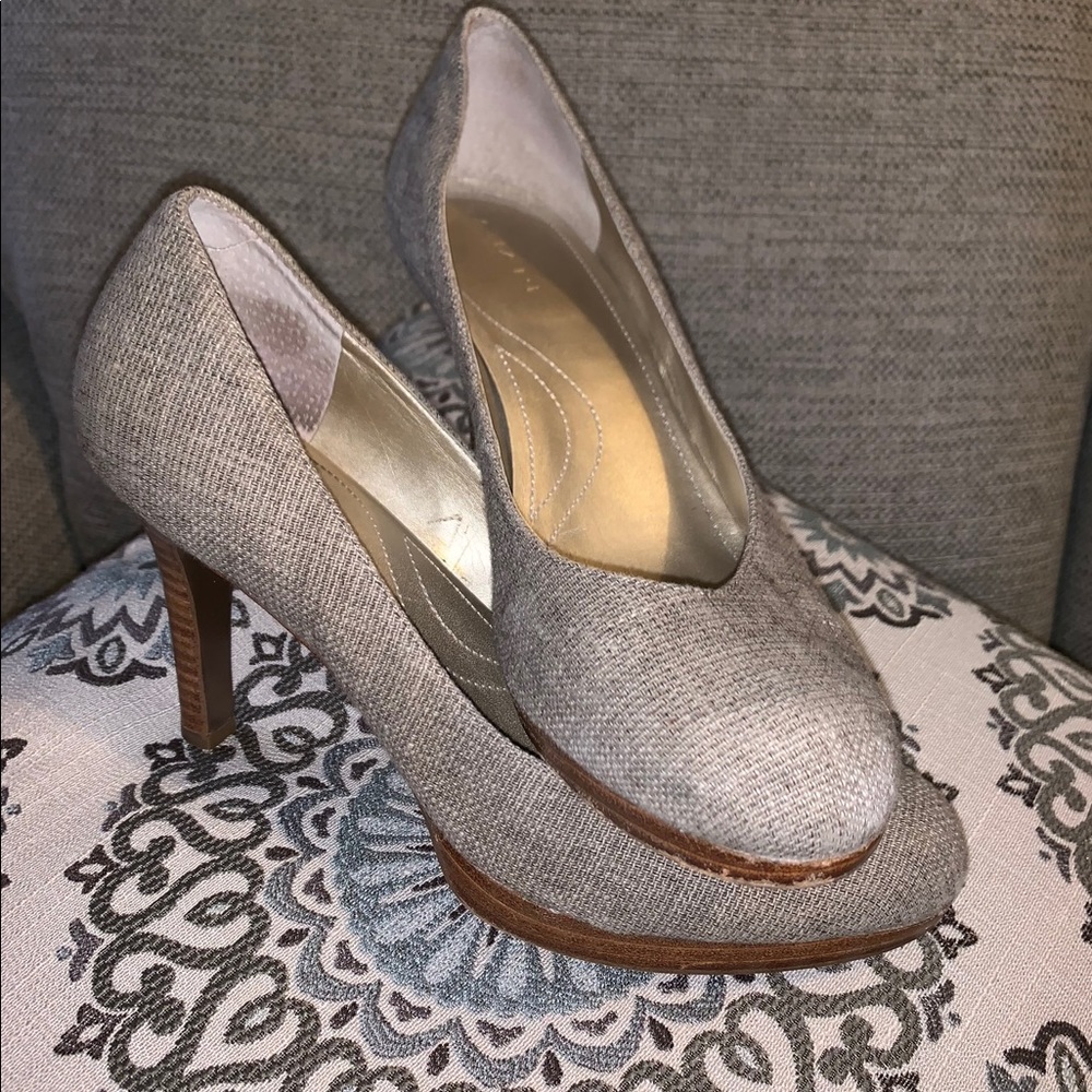 Tahari Pumps